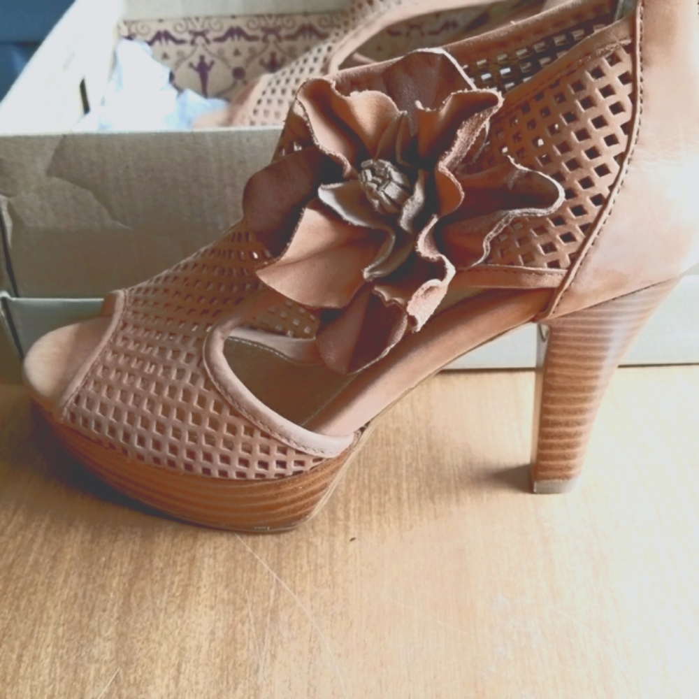 Soft beige leather platform sandels. 3.3/4 heel and a 1 inch platform